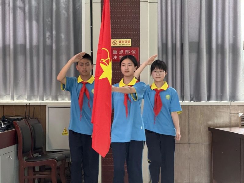 听党话 跟党走 展青春担当——新乡市第十中学2025年离队入团仪式